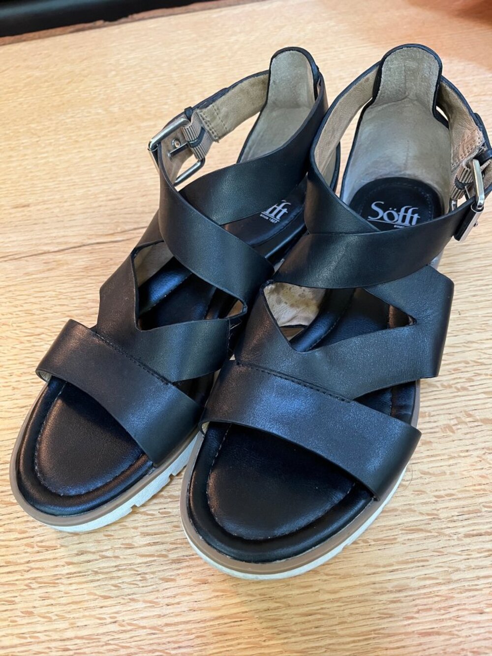 Sofft Women's Mackenna black leather sandals size 9